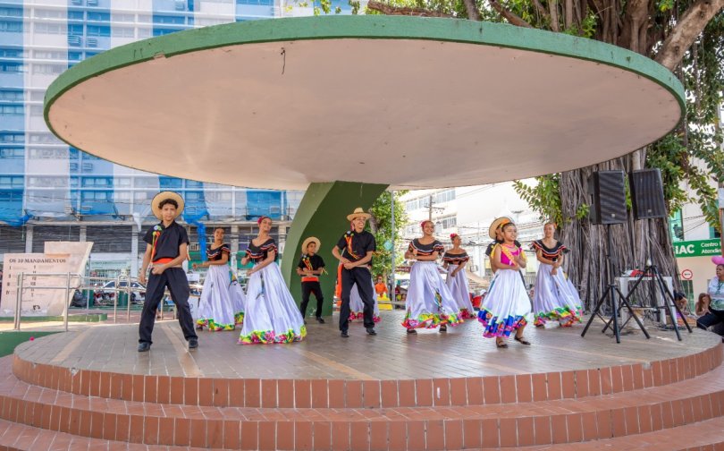 Evento rene negcios, incluso e cultura | FOLHAMAX