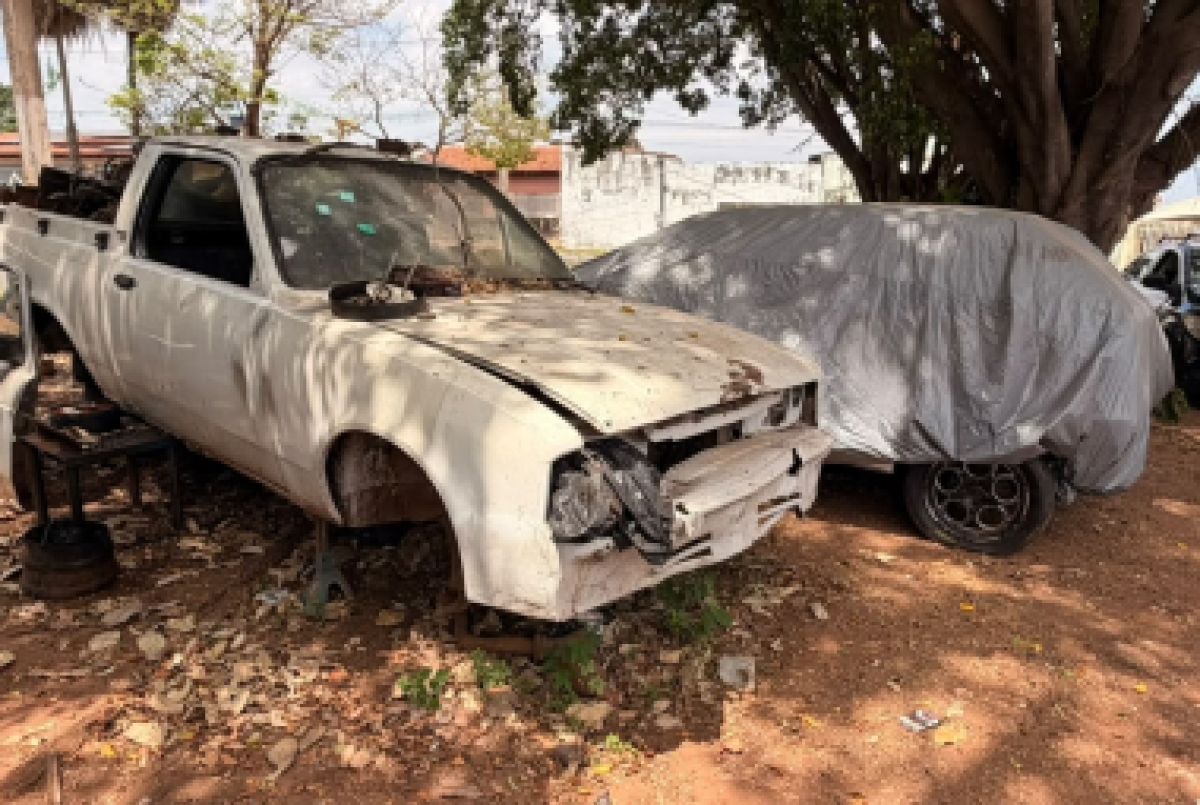 Prefeitura orienta comerciantes sobre retirada de veículos abandonados em Cuiabá