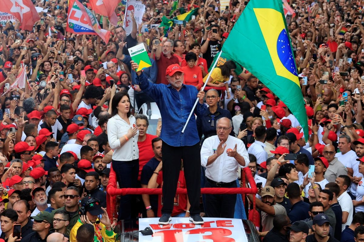 Lula vence Flávio Bolsonaro e é reeleito presidente pela quarta vez