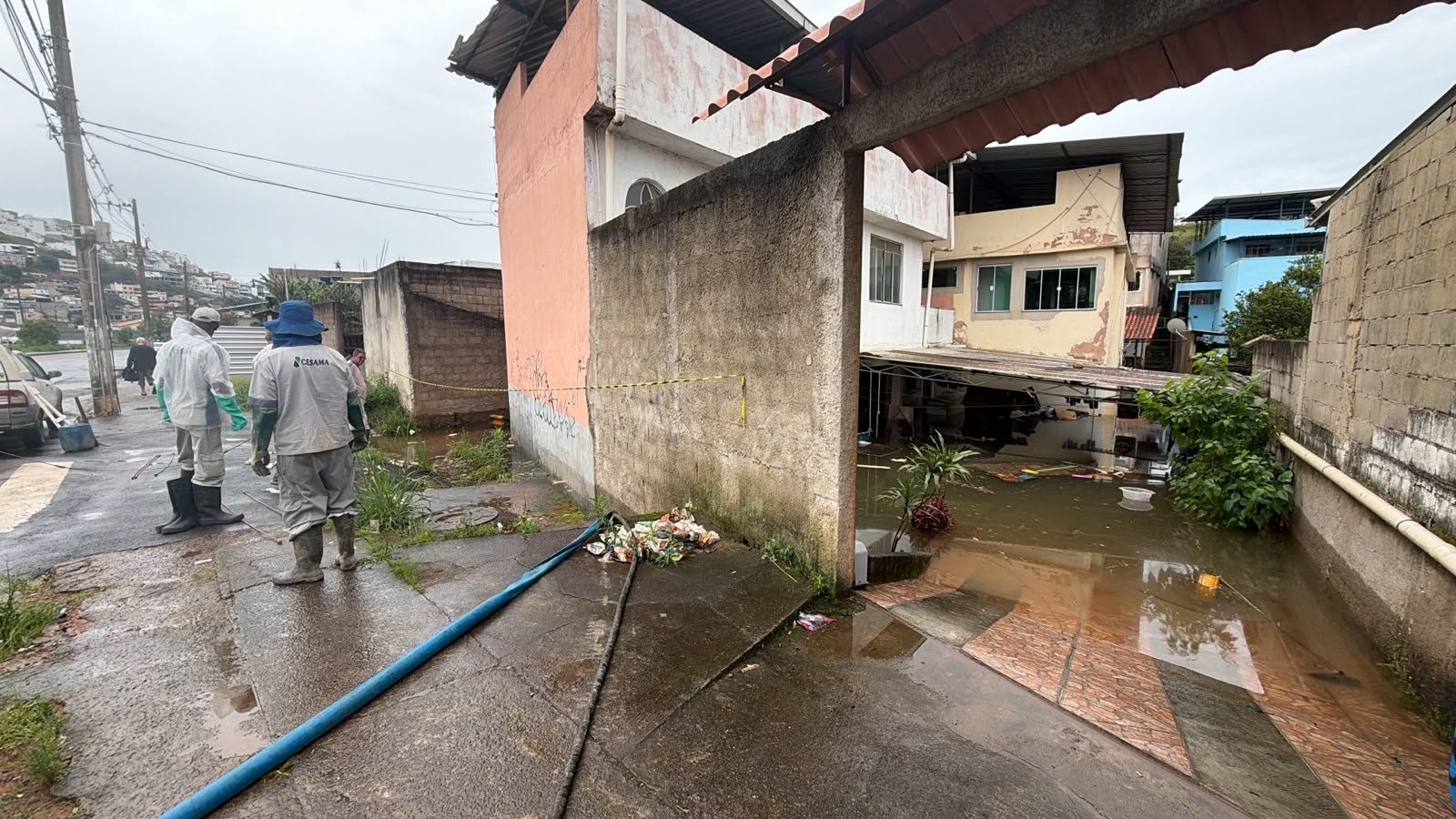 Tubulação rompida levou mais de 100 mil litros de água a casas em JF