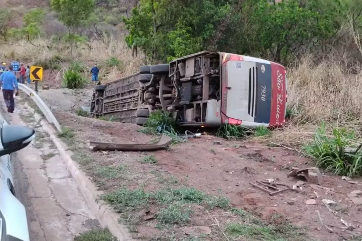 Ônibus com destino a Natal (RN) tomba e deixa dois feridos em MT