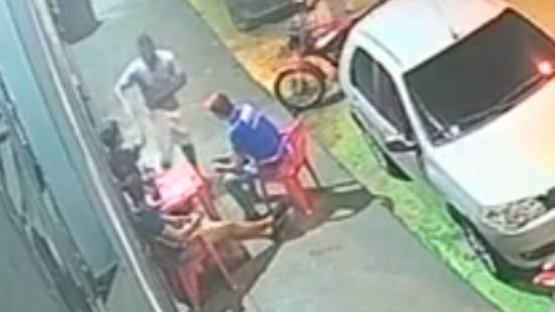 VÍDEO: Homem tenta matar sobrinho de pastor por se sentir discriminado