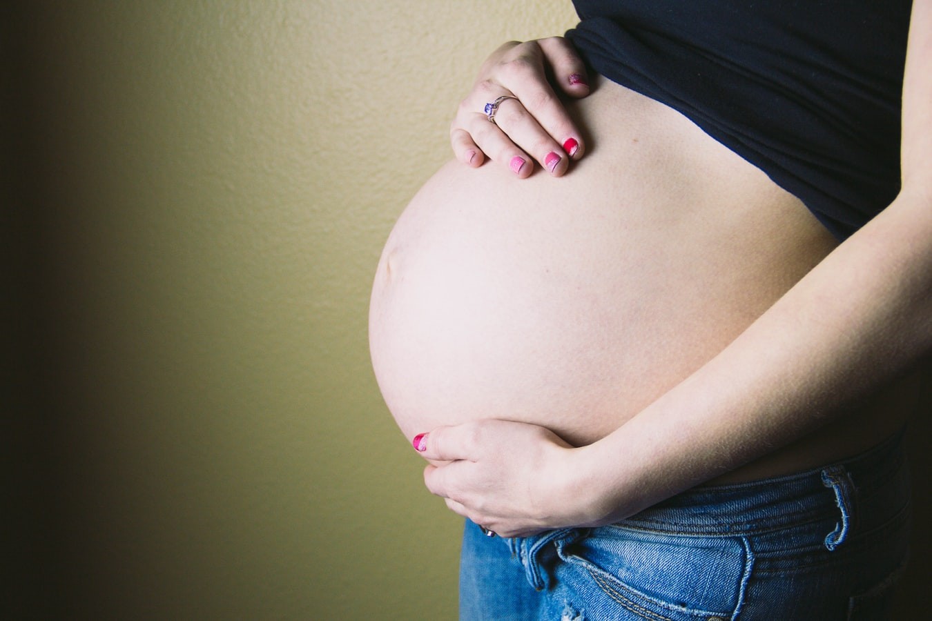 Mulher “barriga solidária” do irmão deve receber salário-maternidade