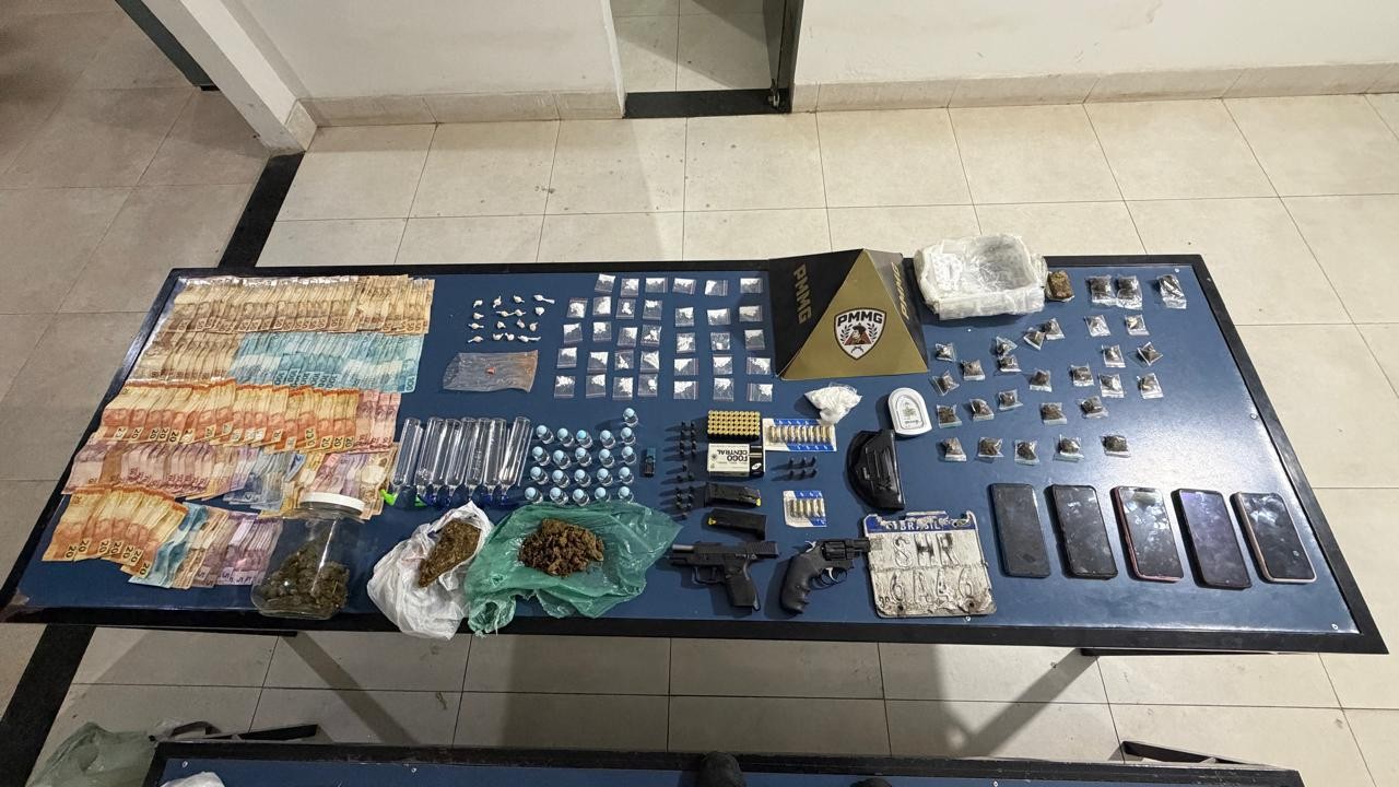 PM apreende armas, munições, drogas e mais de R$ 5 mil após monitoramento das câmeras do Olho Vivo em Montes Claros