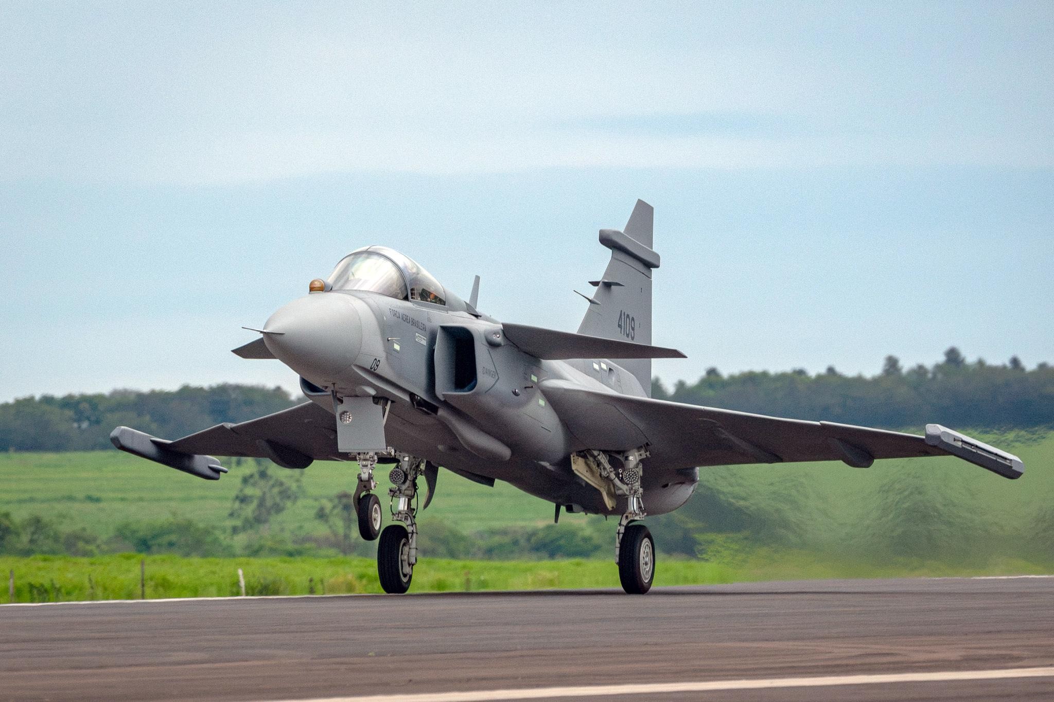 Primeiro Gripen E produzido no Brasil faz voo inaugural no interior de SP